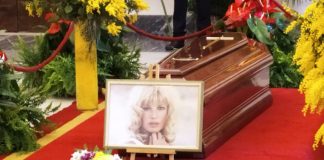 Monica Vitti, omaggio in camera ardente tra mimose, foto e video