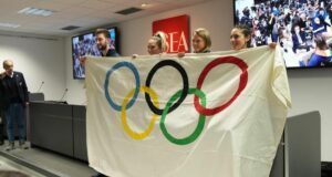 Arriva la bandiera olimpica, inizia la corsa verso Milano-Cortina 2026