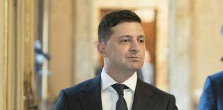 Zelensky “Non ci arrenderemo, lotteremo in ogni piazza”