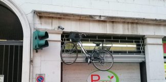 Su la saracinesca e su la bici