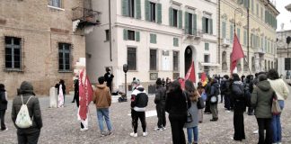 Maturità, un centinaio gli studenti in Piazza Sordello contro le prove scritte Maturità, un centinaio gli studenti in Piazza Sordello contro le prove scritte