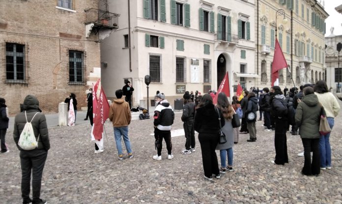 Maturità, un centinaio gli studenti in Piazza Sordello contro le prove scritte