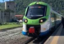 Asola, ubriaco infastidisce i passeggeri del treno, poi se la prende coi Cc: denunciato