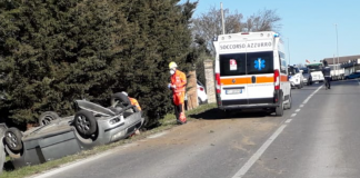 Sbanda in curva ed esce di strada. Illesa ragazza 29enne