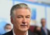 Alec Baldwin, famiglia Halyna Hutchins gli fa causa per omicidio colposo