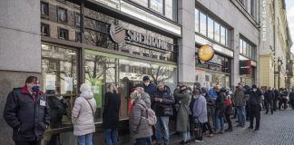 Guerra Ucraina, Banca Russia aumenta tassi mentre rublo crolla