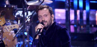 Sanremo 2022, Cremonini porta la magia degli stadi all’Ariston