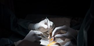 Tre uomini paralizzati tornano a camminare grazie a elettrodi