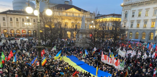 un migliaio alla Scala di Milano per dire no alla guerra in Ucraina