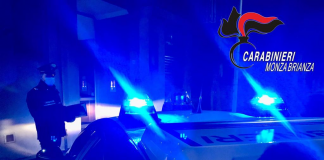 Spaccia in ciabatte a Monza, sorpreso dai carabinieri ingoia le dosi