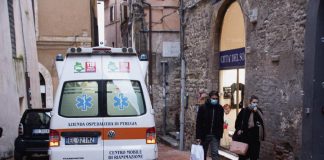 Covid oggi Italia, Rt e incidenza ancora in calo
