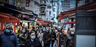 Covid Francia oggi, allentate restrizioni: stop a mascherine all’aperto e limiti eventi