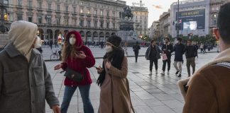 Stop mascherine all’aperto, Pregliasco dice sì: “Situazione migliora”