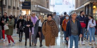 Covid oggi Italia, giù Rt e incidenza: Sicilia e Molise in giallo da lunedì