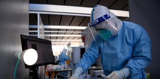 Covid oggi Italia, “variante Omicron al 100%: ha sopraffatto Delta”