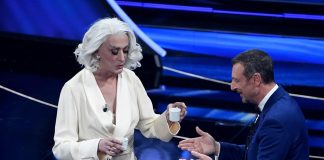 Sanremo 2022, Drusilla Foer incanta il pubblico: “Conduca il Festival”