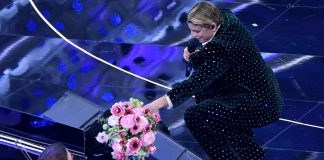 Fantasanremo, Emma consegna fiori a componente orchestra: “Mi servono punti”‘