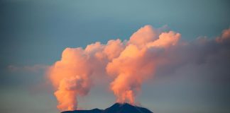 Etna, eruzione oggi: fontana di lava e nube di 10 km