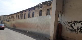 Entra in armeria vestito da parà, carica un’arma e semina il panico