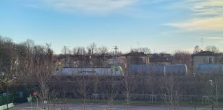 Treno fermo prima del passaggio a livello chiuso: traffico paralizzato a Porta Cerese