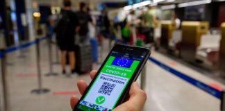 Crisanti: “Green pass non c’entra con calo contagi covid Italia”