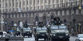 Domani i colloqui Kiev-Mosca. Per la prima volta l’Ue finanzia l’acquisto di armi, sanzioni a Bielorussia