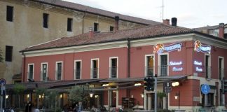 Vogliono entrare al Marechiaro senza mascherina e green pass. Arrivano le forze dell’ordine e scatta la solidarietà ai titolari