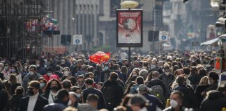 Stop mascherine all’aperto: cosa dicono Bassetti, Crisanti e Pregliasco