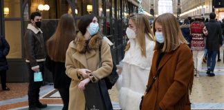 Mascherine all’aperto, Ciccozzi: “Per toglierle avrei aspettato primavera”