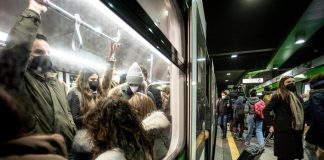 Covid oggi Lombardia, 6.516 contagi e 45 morti. Terapie intensive sotto il 10%