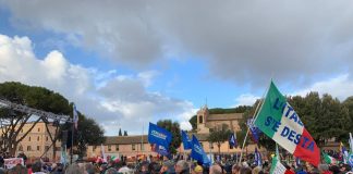 Covid, protesta Roma al Circo Massimo: bandiere e slogan senza mascherine