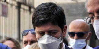Speranza: “Covid non sparirà il 31 marzo, mascherine al chiuso anche dopo”