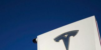Tesla richiama oltre 817mila veicoli