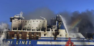 Incendio traghetto Grecia, trovato vivo uno dei passeggeri dispersi