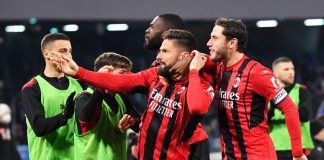 Giroud decide la sfida a Napoli, Milan in vetta alla classifica