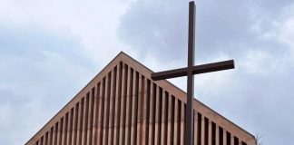 Eretta una maxi croce metallica sul sagrato della nuova parrocchiale a Pegognaga