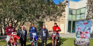 Il Campionato del mondo di motocross torna a Mantova nel week end con il GP Lombardia La presentazione del GP Lombardia con la foto con i campioni in sella alle moto nel cortile di Palazzo Soardi