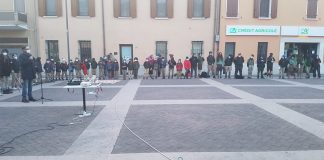 Tanta gente in piazza a Roncoferraro per ribadire che un mondo di pace è possibile