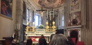 Un pellegrinaggio continuo oggi davanti all’urna di S.Anselmo. Durante le messe preghiere per il popolo ucraino Un pellegrinaggio continuo oggi davanti all'urna di S.Anselmo. Durante le messe preghiere per il popolo ucraino
