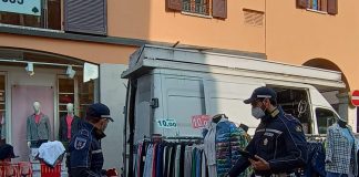 Tragedia sfiorata in centro storico: finestra precipita tra i banchi del mercato dal 3° piano del Grand Hotel San Lorenzo. Nessun ferito