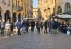 La giornata di sole porta i mantovani in centro e al luna park ma il caro carburanti frena i turisti