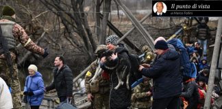 Ucraina, stop evacuazioni. Spari su chi fugge: muiono mamma e i due bimbi. Zelensky: “ci uccidono lentamente”. Oggi negoziati