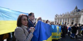 Ucraina-Russia, il Papa: “Guerra è una pazzia, pronto a tutto per fermarla”