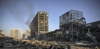 Ucraina-Russia: bombe su centro commerciale Kiev, colpi da navi su Odessa