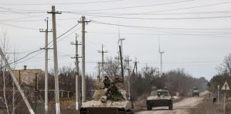 Ucraina, bombe sulla costa di Odessa, 400 persone in ostaggio in ospedale a Mariupol. Zelensky: “Non entriamo in Nato”