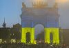 Ucraina, Arco della pace Milano si tinge di blu e giallo, 10mila per la pace