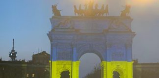 Ucraina, Arco della pace Milano si tinge di blu e giallo, 10mila per la pace