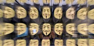Guerra Ucraina, messaggio Anonymous a russi: “Rovesciate Putin”