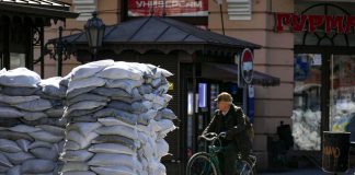 Ucraina, volontari a Odessa: “Resisteremo ma ci servono armi”