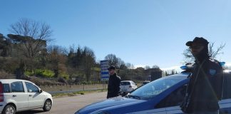 Fugge dal ristorante senza pagare, ma viene fermato in auto con la patente scaduta